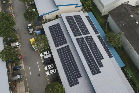 Panel solar panel di bumbung bangunan dapat kurangkan perlepasan karbon dioksida.