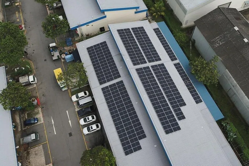 Panel solar panel di bumbung bangunan dapat kurangkan perlepasan karbon dioksida.