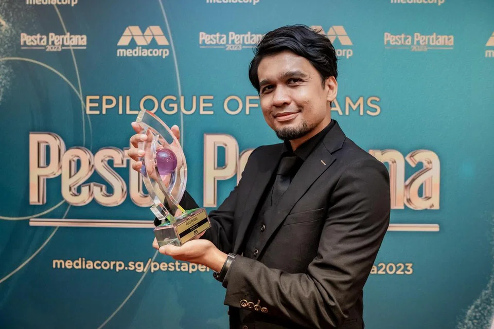 REZEKI DATANG TANPA DIDUGA: Zaini Nasser yang sudah tiga kali memenangi Anugerah Suntingan Terbaik pada Pesta Perdana, menggenggam pula piala Pengarah Terbaik (Drama) untuk ‘Identiti’.