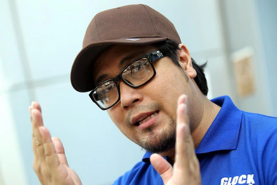 "Mungkin budaya anda berbeza - mengagungkan duit sebagai tuhan tapi bukan kreativiti sebagai ukuran - yang berbeza dengan budaya Malaysia. Kreativiti tidak boleh dinilai oleh wang ringgit." - Zed Zaidi, pelakon dan Presiden Persatuan Seniman Malaysia.