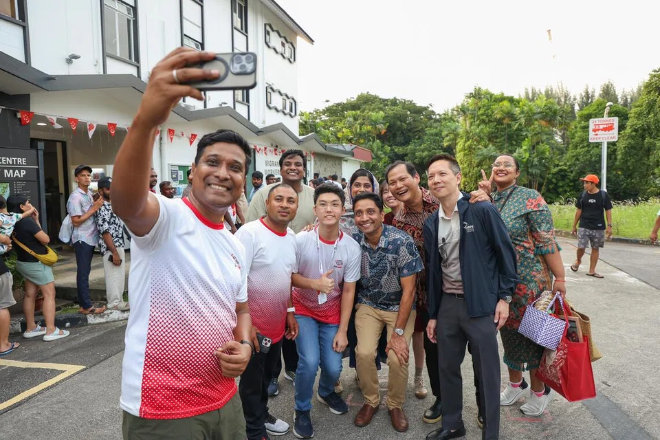 Menteri Negara bagi Tenaga Manusia, Encik Dinesh Vasu Dash (barisan hadapan, kedua dari kanan), bergambar bersama para peserta semasa Sambutan Hari Keharmonian Kaum di Pusat Rekreasi Sembawang pada 20 Julai. 