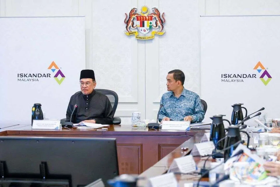 Menteri Besar Johor, Datuk Onn Hafiz Ghazi (kanan), yang juga Pengerusi Barisan Nasional Johor, bersama Perdana Menteri Malaysia, Datuk Seri Anwar Ibrahim, yang juga Pengerusi Pakatan Harapan.