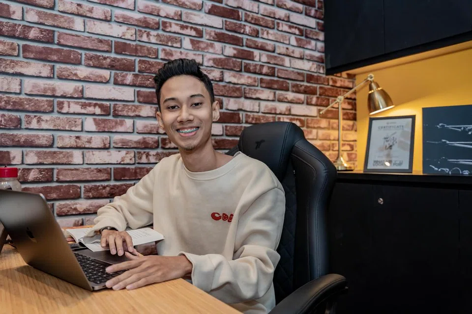 TAWAR PENDEKATAN ILMU AGAMA: Encik Muhammad Noor Tijany atau lebih dikenali sebagai Donjany di alam maya menawarkan kandungan-kandungan agama di media sosialnya.