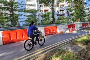 PENUNGGANG BASIKAL: Gambar fail ini menunjukkan seorang penunggang mengayuh basikal di Woodlands Ring Road yang sebahagiannya telah dijadikan tempat pejalan kaki.