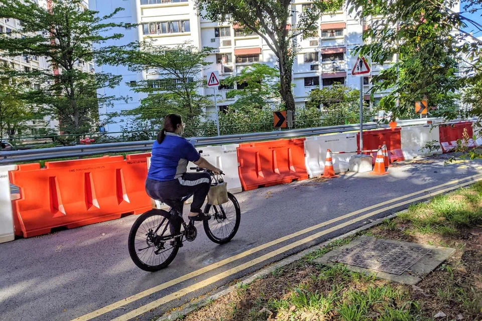 PENUNGGANG BASIKAL: Gambar fail ini menunjukkan seorang penunggang mengayuh basikal di Woodlands Ring Road yang sebahagiannya telah dijadikan tempat pejalan kaki.