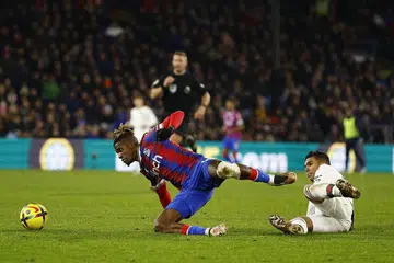 SERI: Pemain Manchester United, Casemiro (kanan) mengasari pemain Crystal Palace, Wilfred Zaha dalam aksi Liga Perdana England di Selhurst Park. - Foto REUTERS