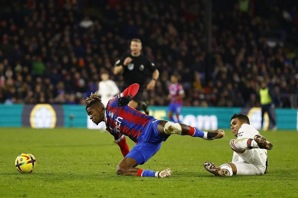 SERI: Pemain Manchester United, Casemiro (kanan) mengasari pemain Crystal Palace, Wilfred Zaha dalam aksi Liga Perdana England di Selhurst Park. - Foto REUTERS