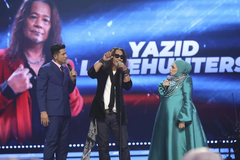 Yazid Abu Bakar atau lebih dikenali sebagai Yazid Lovehunters (tengah) sering diusik pengacara, Nabil Ahmad (kiri) dan Jihan Muse gara-gara berdiri tegak sambil memandang lantai sewaktu persembahan di samping mara ke tengah pentas sebelum namanya disebut.