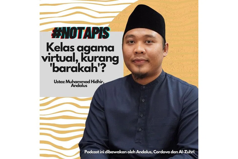 YANG LEBIH PENTING IKHLAS: Ustaz Muhammad Hidhir (dua dari kanan) berkata yang lebih penting ialah keikhlasan menuntut ilmu kerana Allah, bukan wadah pembelajaran. Episod podcast #NoTapis kali ini turut mengetengahkan Encik Effendi Rawi, pelajar Diploma Pengajian Islam (DPI) di Andalus. Episod itu dihoskan koresponden Berita Harian Shahida Sarhid dan bekas deejay Hans Ashrie. - Foto BH oleh SITI AISYAH NORDIN