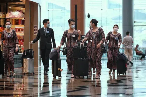 TINGKAT PENGAMBILAN KRU PENERBANGAN: SIA kini dalam proses merekrut 2,000 kru kabin. - Foto fail
