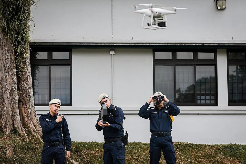 CEGAH DRON NIAT JAHAT: Pertunjukan dron yang dirampas menggunakan sistem yang digunakan polis.
