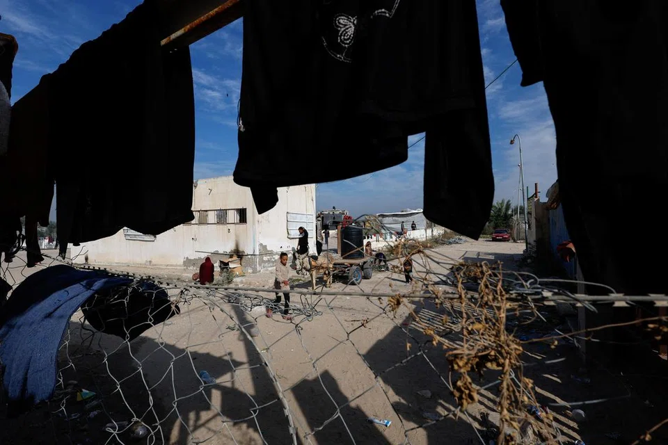 LEBIH BANYAK BAHAYA MENANTI: Penduduk Gaza yang melarikan diri daripada Khan Younis untuk berlindung di Rafah, selatan Gaza, di sempadan Mesir berdepan dengan masalah kesesakan pelarian dan pengeboman berterusan tentera Israel di kawasan itu.