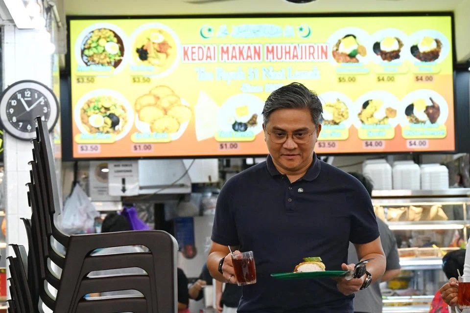 Anggota Parlimen (AP) GRC Bishan-Toa Payoh, Encik Saktiandi Supaat, membeli nasi lemak $1 dari Kedai Makan Muhajirin di Blok 20 Toa Payoh Lorong 7.