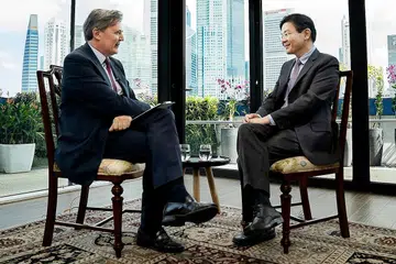 WAWANCARA: Timbalan Perdana Menteri Encik Lawrence Wong (kanan) diwawancara Ketua Editor Bloomberg News Encik John Micklethwait. - Foto MOF
