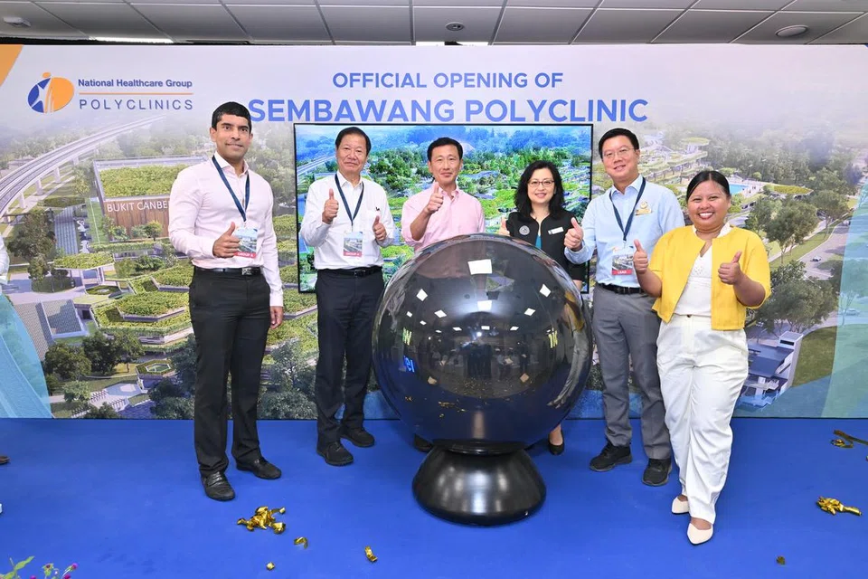 PEMBUKAAN RASMI: (Dari kiri) Anggota Parlimen GRC Sembawang, Encik Vikram Nair; Ketua Pegawai Eksekutif Kumpulan NHG, Profesor Philip Choo; Menteri Kesihatan, Encik Ong Ye Kung; Ketua Pegawai Eksekutif NHGP, Dr Karen Ng; Ketua Poliklinik Sembawang, Dr Irwin Chung; dan Anggota Parlimen GRC Sembawang, Cik Mariam Jaafar, memperingati pembukaan rasmi Poliklinik Sembawang pada Sabtu.