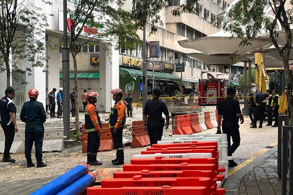 Pihak berkuasa dan anggota keselamatan mengawal ketat kawasan kejadian tanah jerlus di Masjid India, Kuala Lumpur, yang menyebabkan seorang wanita warga India hilang sejak 23 Ogos dan masih belum ditemui sehingga kini.