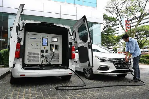 PERTAMA DI SINGAPURA: Perkhidmatan Power Up Tech disasarkan kepada pemilik EV yang mungkin tidak mempunyai akses mudah ke tempat pengecasan. - Foto BH oleh CHONG JUN LIANG