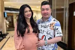 Pelakon asal Singapura, Atikah Suhaime, 33 tahun, yang sedang hamil bergambar bersama suaminya, Datuk Lokman Teh, 35 tahun. 