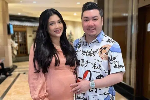 Pelakon asal Singapura, Atikah Suhaime, 33 tahun, yang sedang hamil bergambar bersama suaminya, Datuk Lokman Teh, 35 tahun. 