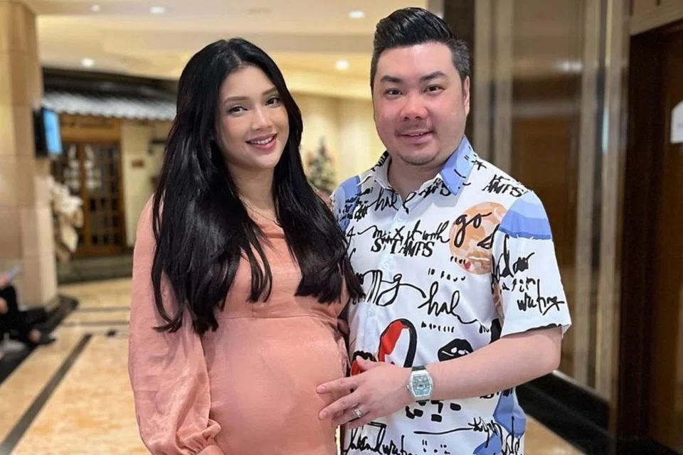 Pelakon asal Singapura, Atikah Suhaime, 33 tahun, yang sedang hamil bergambar bersama suaminya, Datuk Lokman Teh, 35 tahun. 