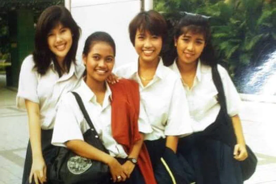 LAKONAN BERSAMA: (Dari kanan) Eileen Wee (pembantu pelakon), Siti Aishah Ahmad, Seriwahyuni Jaes dan Siti Hajar Abdul Gani berlakon bersama buat kali pertama dalam drama remaja popular 'Sayang... Mona'. - Foto ihsan SITI HAJAR ABDUL GANI