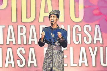 BERPIDATO GUNAKAN BAHASA BOMBASTIK: Jika kata bombastik digunakan dalam peperiksaan lisan atau dalam berpidato, penggunaannya boleh memberi gambaran akan keupayaan pelajar atau pemidato menggunakan kata-kata bukan teras dalam bahasa Melayu dan ini boleh membuat pemeriksa atau penonton atau pengadil 'membuka mata' akan pelajar atau pemidato tersebut. - Foto fail