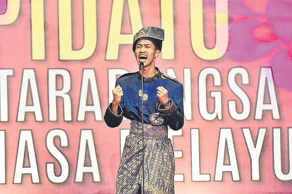 BERPIDATO GUNAKAN BAHASA BOMBASTIK: Jika kata bombastik digunakan dalam peperiksaan lisan atau dalam berpidato, penggunaannya boleh memberi gambaran akan keupayaan pelajar atau pemidato menggunakan kata-kata bukan teras dalam bahasa Melayu dan ini boleh membuat pemeriksa atau penonton atau pengadil 'membuka mata' akan pelajar atau pemidato tersebut. - Foto fail