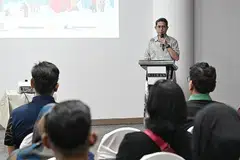 SOKONGAN KELUARGA PENTING: Menteri Negara (Ehwal Dalam Negeri merangkap Pembangunan Negara), Profesor Madya Dr Muhammad Faishal Ibrahim, memberi ucapan kepada ibu bapa penerima bantuan Fitrah sewaktu sebuah acara cuti keluarga di Snow City Singapura Sabtu lalu. - Foto BH oleh KHALID BABA 