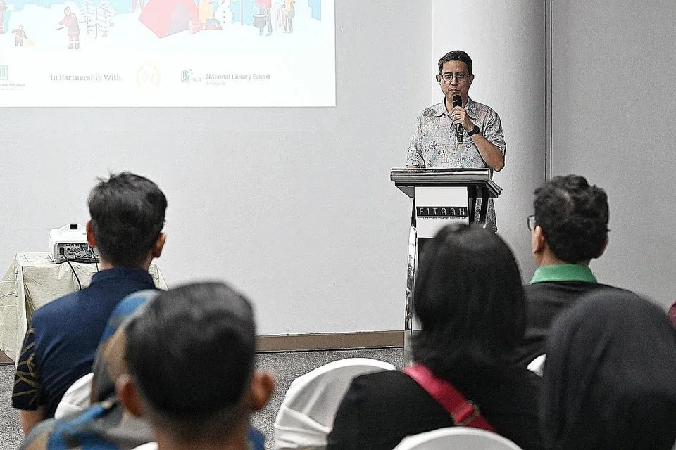 SOKONGAN KELUARGA PENTING: Menteri Negara (Ehwal Dalam Negeri merangkap Pembangunan Negara), Profesor Madya Dr Muhammad Faishal Ibrahim, memberi ucapan kepada ibu bapa penerima bantuan Fitrah sewaktu sebuah acara cuti keluarga di Snow City Singapura Sabtu lalu. - Foto BH oleh KHALID BABA 