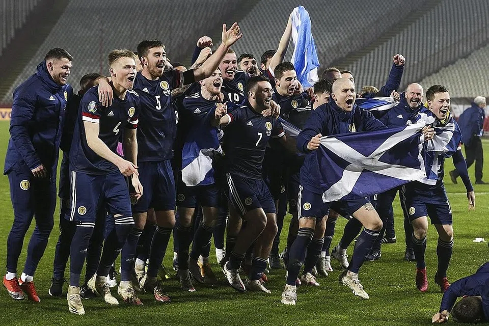 RAI KEMENANGAN: Pemain Scotland meraikan kemenangan yang membolehkan mereka ke Euro 2020 selepas menang penalti mengatasi Serbia. - Foto EPA-EFE
