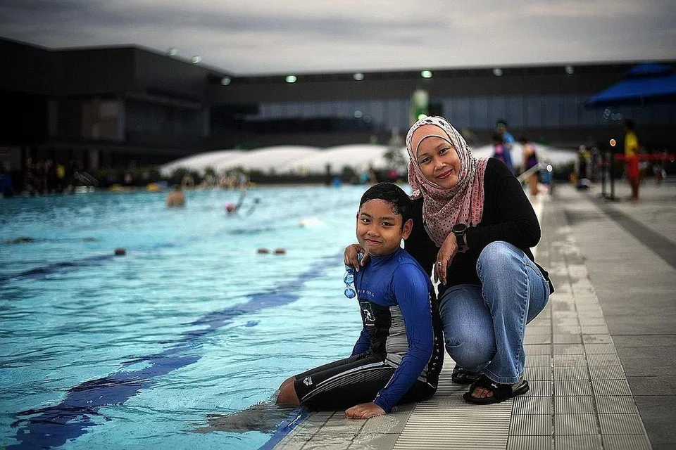 SEDIA BERI SOKONGAN: Cik Rozain sedia memberi sokongan kepada anaknya, Rayyan, jika dia mahu meneruskan minatnya dan belajar teknik renang ke arah laluan kompetitif. - Foto ARIFFIN JAMAR