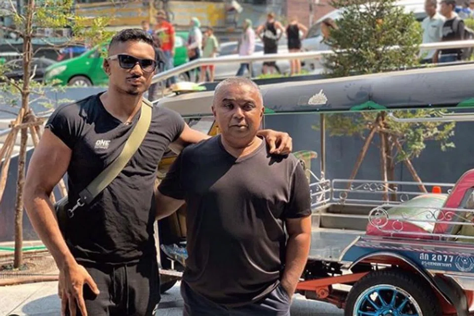 UNTUK BAPA: Amir (kiri) tujukan perlawanan malam ini kepada bapanya, Encik Tajudeen, yang didiagnos menghidap barah otak tahap empat dua bulan lalu. - Foto INSTAGRAM @AMIRKHANMMA