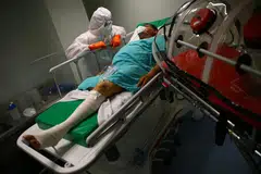 JANGKITAN VIRUS: Angka rasmi kematian akibat jangkitan koronavirus di Mexico meningkat kepada 14,053, semalam berbanding 13,699 pada hari Ahad (7 Jun). Kelihatan seorang lelaki Mexico, yang merupakan pesakit koronavirus dan juga menghidap kencing manis, Luis, 62 tahun, berbaring di tempat tidurnya ketika paramedik Palang Merah bersiap untuk memindahkannya menggunakan kapsul dari hospital ke hospital lain di Mexico City, Mexico, semalam.
