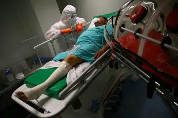 JANGKITAN VIRUS: Angka rasmi kematian akibat jangkitan koronavirus di Mexico meningkat kepada 14,053, semalam berbanding 13,699 pada hari Ahad (7 Jun). Kelihatan seorang lelaki Mexico, yang merupakan pesakit koronavirus dan juga menghidap kencing manis, Luis, 62 tahun, berbaring di tempat tidurnya ketika paramedik Palang Merah bersiap untuk memindahkannya menggunakan kapsul dari hospital ke hospital lain di Mexico City, Mexico, semalam.