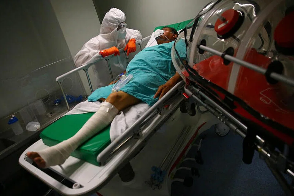 JANGKITAN VIRUS: Angka rasmi kematian akibat jangkitan koronavirus di Mexico meningkat kepada 14,053, semalam berbanding 13,699 pada hari Ahad (7 Jun). Kelihatan seorang lelaki Mexico, yang merupakan pesakit koronavirus dan juga menghidap kencing manis, Luis, 62 tahun, berbaring di tempat tidurnya ketika paramedik Palang Merah bersiap untuk memindahkannya menggunakan kapsul dari hospital ke hospital lain di Mexico City, Mexico, semalam.