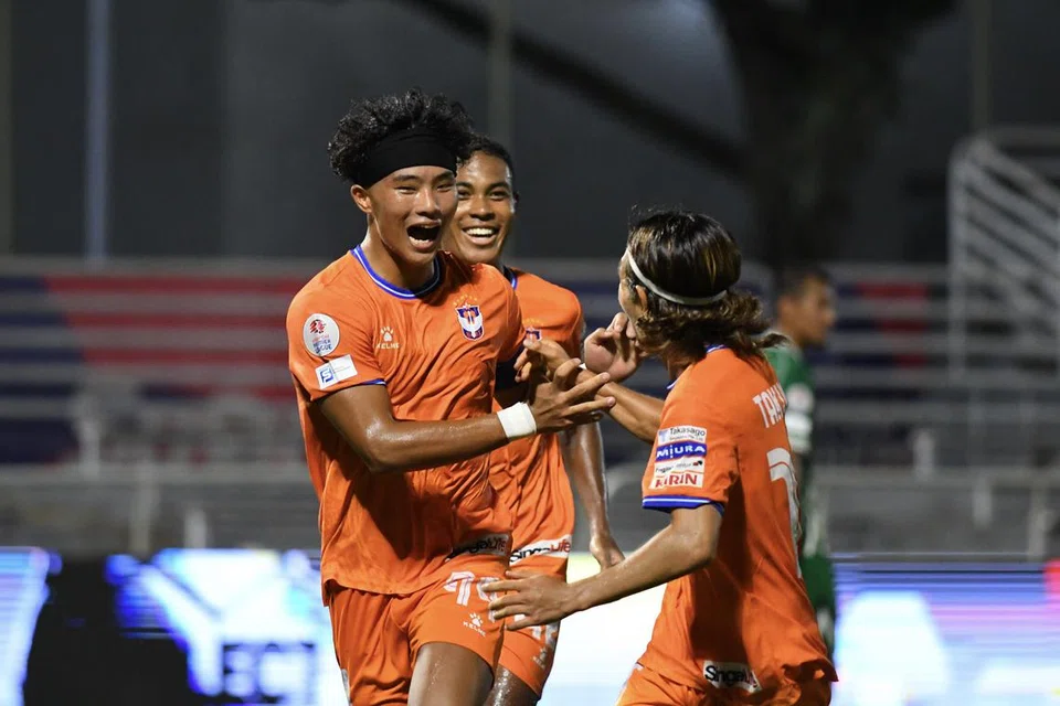 Penyerang Albirex Niigata, Shingo Nakano (kiri) meraikan jaringan pertamanya menentang Geylang International dalam perlawanan Liga Perdana Singapura (SPL) di Stadium Jurong East pada 12 September. Beliau bergaya menggandakan jaringan beliau, dan meraih kemenangan 2-0 buat pasukannya. 