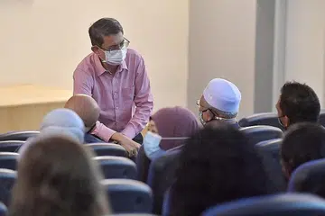 ERATKAN KERJASAMA: Menteri Negara (Ehwal Dalam Negeri merangkap Pembangunan Negara), Profesor Madya Muhammad Faishal Ibrahim, bertemu wakil badan Melayu/Islam yang terlibat dalam rangkaian MMO sewaktu Seminar Rangkaian Pemulihan MMO yang diadakan buat julung kalinya semalam. - Foto BH oleh ALPHONSUS CHERN