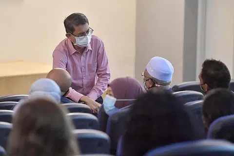 ERATKAN KERJASAMA: Menteri Negara (Ehwal Dalam Negeri merangkap Pembangunan Negara), Profesor Madya Muhammad Faishal Ibrahim, bertemu wakil badan Melayu/Islam yang terlibat dalam rangkaian MMO sewaktu Seminar Rangkaian Pemulihan MMO yang diadakan buat julung kalinya semalam. - Foto BH oleh ALPHONSUS CHERN