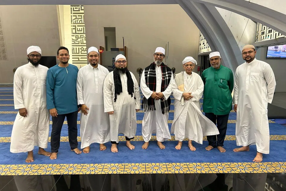 Asatizah Masjid Darul Makmur bergabung dan bekerjasama dengan Asatizah Masjid Assyafaah dalam acara sambutan Awal Muharram 2024 baru-baru ini. Dihadiri pensyarah undangan, Imam Besar Masjid Baalwie, Habib Hassan Al Attas (tiga dari kanan).  