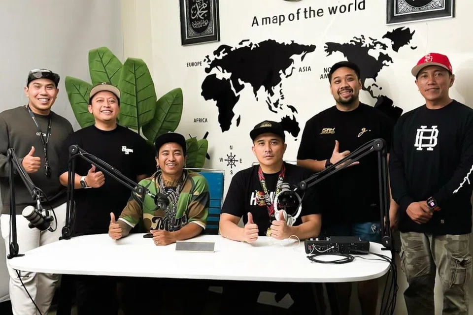 The Common Folks yang kian mendapat perhatian bersama Datuk Aaron Aziz (tiga dari kanan).