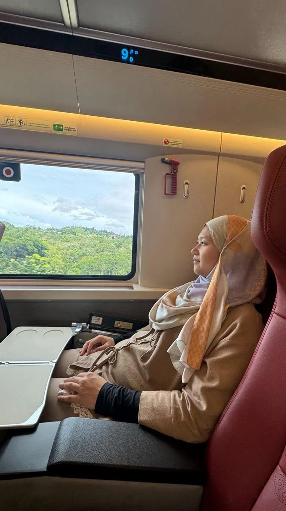 Penulis, Cik Nur Humaira Sajat menikmati pemandangan di luar Whoosh.