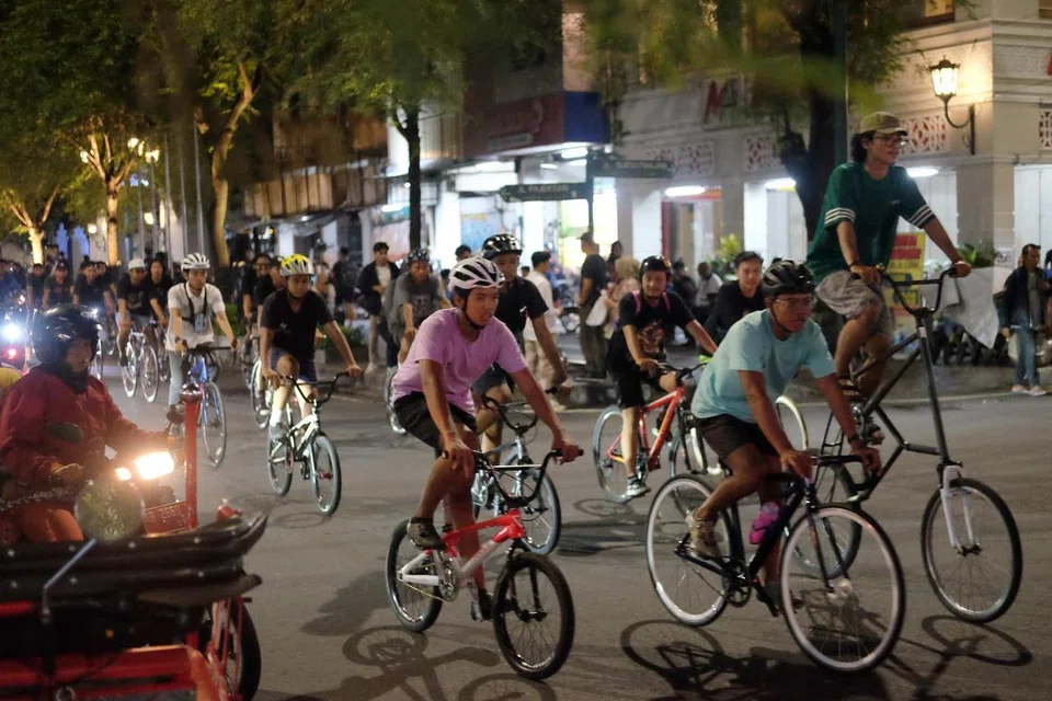 Pelbagai kegiatan bermula pada waktu malam seperti ‘busking’ atau hiburan jalanan termasuk muzik angklung, berbasikal beramai-ramai dan bermacam-macam lagi.