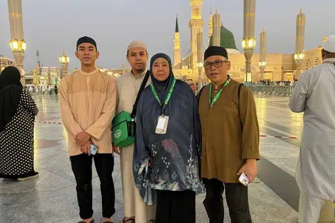 Encik Azmi Ramlan (kanan) bersama isterinya, Allahyarhamha Noridah Mohammed Nasir (dua dari kanan), serta anak-anak mereka, Encik Muhammad Noor Adzdzeeq Azmi (kiri), dan Muhammad Noor Adzdzin Azmi, melaksanakan Ziarah Wada’ pada 18 Mei lalu, sebelum berangkat ke Makkah.