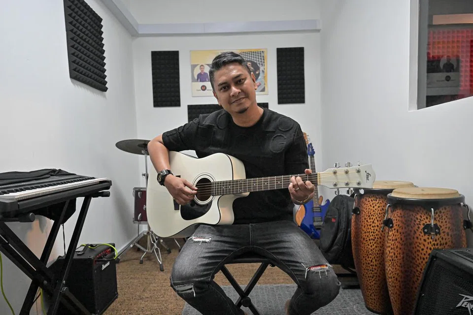 Penyanyi tempatan, Elfee R.Ismail, baru sahaja melancarkan studio terbarunya, ‘R.Ismail Entertainment & Studio’ di Bukit Batok pada Februari 2024.