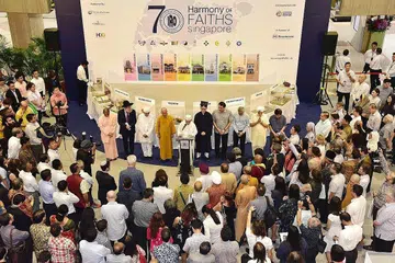 WAHAH KEHARMONIAN AGAMA: Pemimpin daripada pelbagai agama di sini mengadakan majlis bagi menyambut ulang tahun ke-70 Pertubuhan Antara Agama di Far East Plaza pada 18 Mac lalu. - Foto fail
