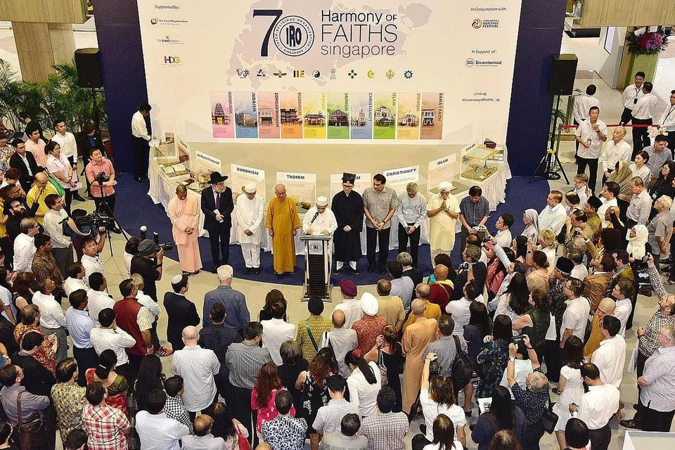 WAHAH KEHARMONIAN AGAMA: Pemimpin daripada pelbagai agama di sini mengadakan majlis bagi menyambut ulang tahun ke-70 Pertubuhan Antara Agama di Far East Plaza pada 18 Mac lalu. - Foto fail