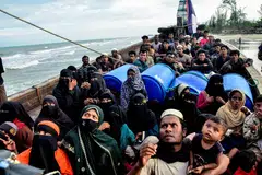 Pelarian Rohingya yang baru sampai memerhati dari atas bot selepas pihak berkuasa menghalang mereka daripada turun dan mengarahkan mereka kekal berada di atas kapal, di Pantai Leuge, wilayah Aceh, Indonesia pada 29 Januari 2025. Menurut pegawai tempatan, sekurang-kurangnya 75 pelarian sampai dengan bot di pantai pelancongan itu, namun tidak dibenarkan mendarat oleh pihak berkuasa.