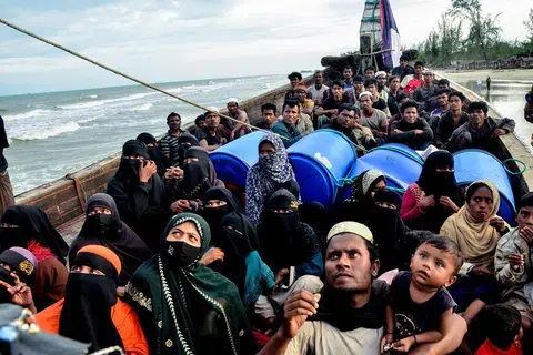 Pelarian Rohingya yang baru sampai memerhati dari atas bot selepas pihak berkuasa menghalang mereka daripada turun dan mengarahkan mereka kekal berada di atas kapal, di Pantai Leuge, wilayah Aceh, Indonesia pada 29 Januari 2025. Menurut pegawai tempatan, sekurang-kurangnya 75 pelarian sampai dengan bot di pantai pelancongan itu, namun tidak dibenarkan mendarat oleh pihak berkuasa.