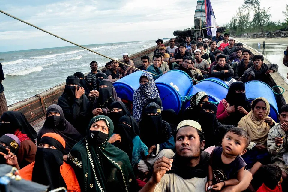 Pelarian Rohingya yang baru sampai memerhati dari atas bot selepas pihak berkuasa menghalang mereka daripada turun dan mengarahkan mereka kekal berada di atas kapal, di Pantai Leuge, wilayah Aceh, Indonesia pada 29 Januari 2025. Menurut pegawai tempatan, sekurang-kurangnya 75 pelarian sampai dengan bot di pantai pelancongan itu, namun tidak dibenarkan mendarat oleh pihak berkuasa.