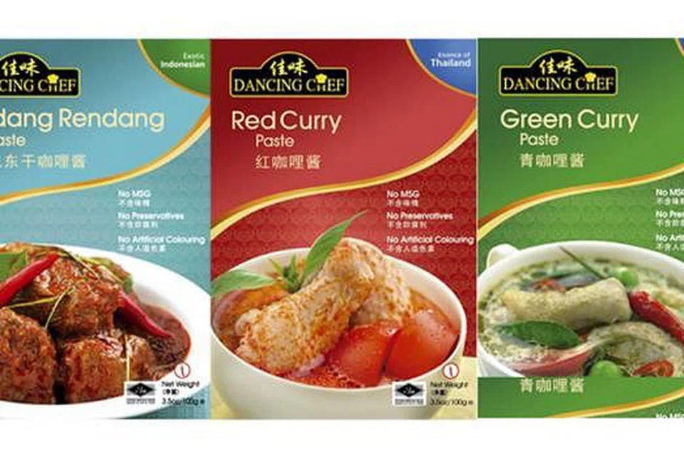 MUDAH DIMASAK, SEDAP PULA RASANYA: Inilah tiga jenis bahan lauk jenama 'Dancing Chef' yang pasti tidak mengecewakan. Dari kiri ialah rempah Rendang Padang, Pes Kari Merah dan Pes Kari Hijau. - Foto-foto DANCING CHEF